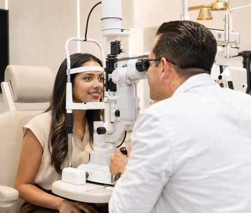 Consulta y revisión oftalmológica en adultos mayores para detección de glaucoma y catarata