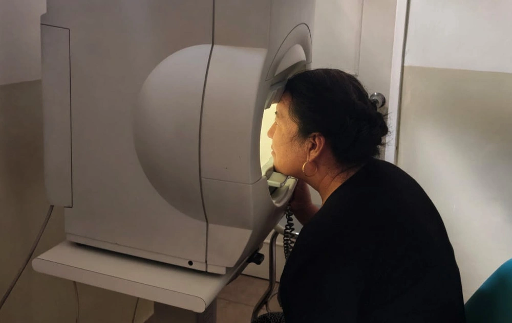 Revisión de fondo de ojo con tecnología oftalmológica en UIO