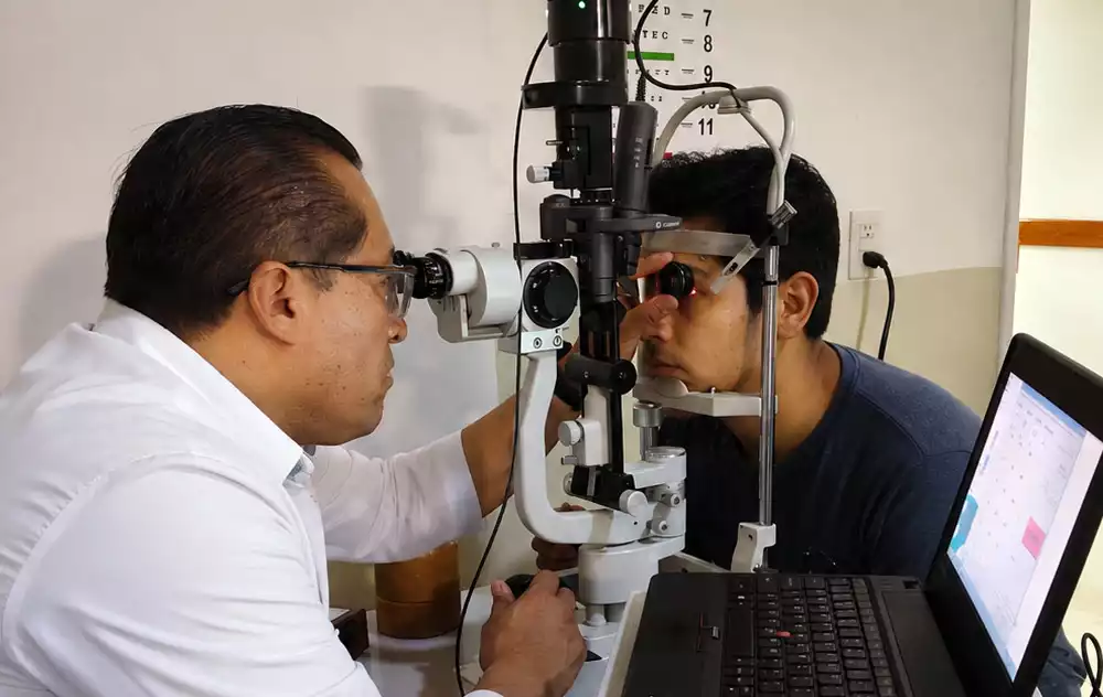 Consulta médica en la clínica oftalmológica en Tula Centro