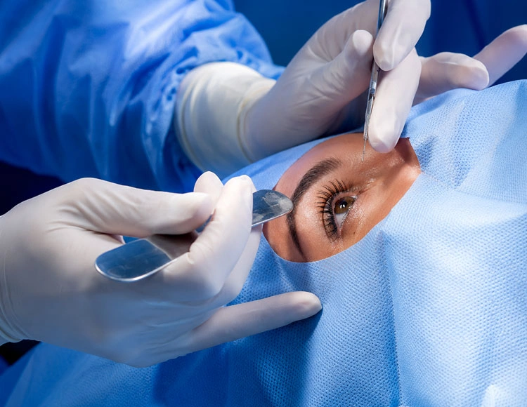 Procedimientos quirúrgicos ambulatorios y tratamientos oculares especializados