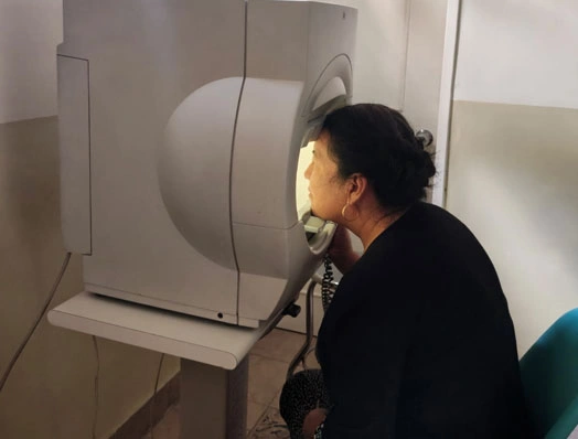 Consulta médica y exploración visual con el Dr. Noé Morales Ortiz