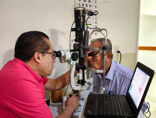 Atención en consultorio oftalmológico por el especialista Dr. Noé Morales